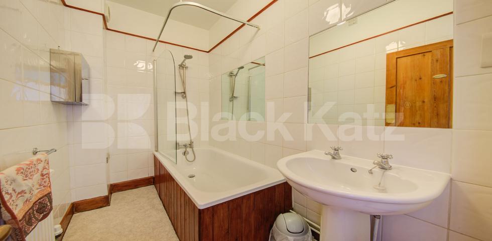 			ZONE 1 LOCATION, 2 Bedroom, 1 bath, 1 reception Apartment			 Haberdasher street, OLD STREET